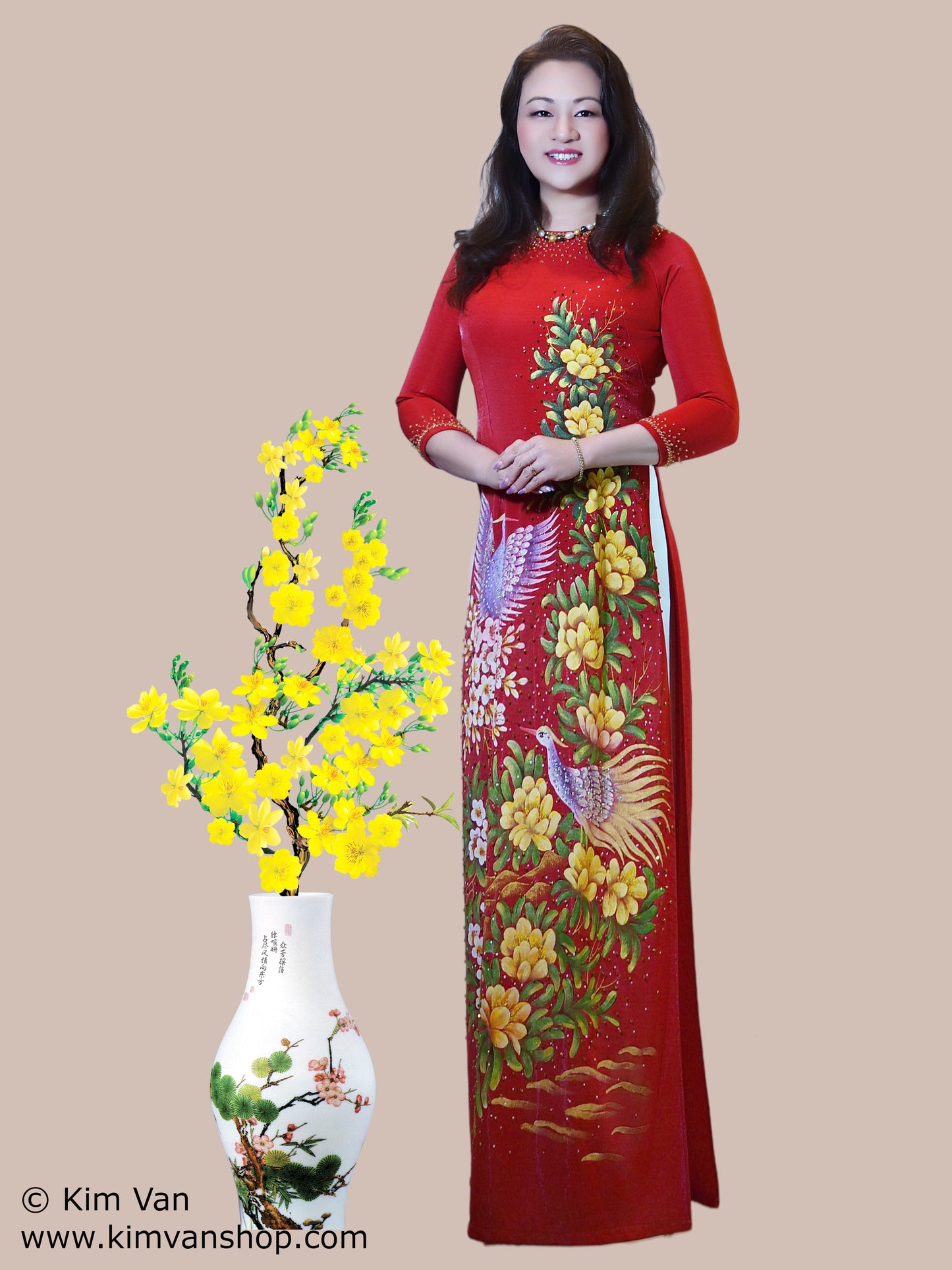 RED-3: Ao Dai nu hoang, thêu hoa noi.