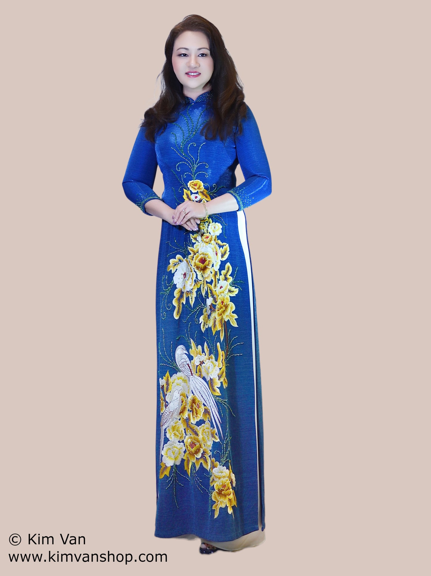 RED-2: Ao Dai nu hoang, thêu cao cấp