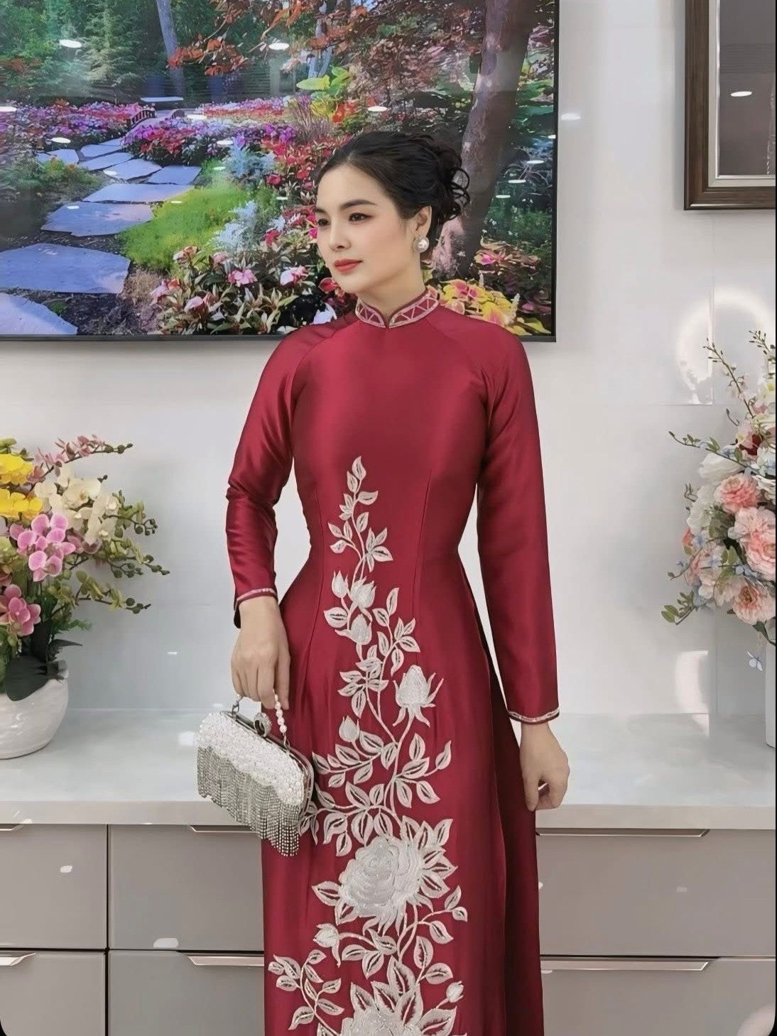 RB-12: Ao Dai 9999 theu lac tay va dinh nhe